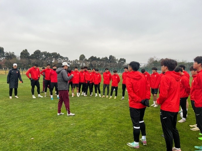 开运体育入口-上海海港B队抵达云南昆明海埂基地，正式开启为期三周的冬训