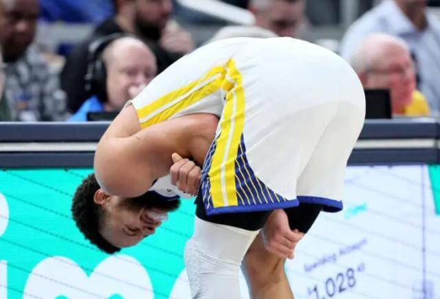 开云app下载-库里的高光2022年：因为肩伤留下缺憾