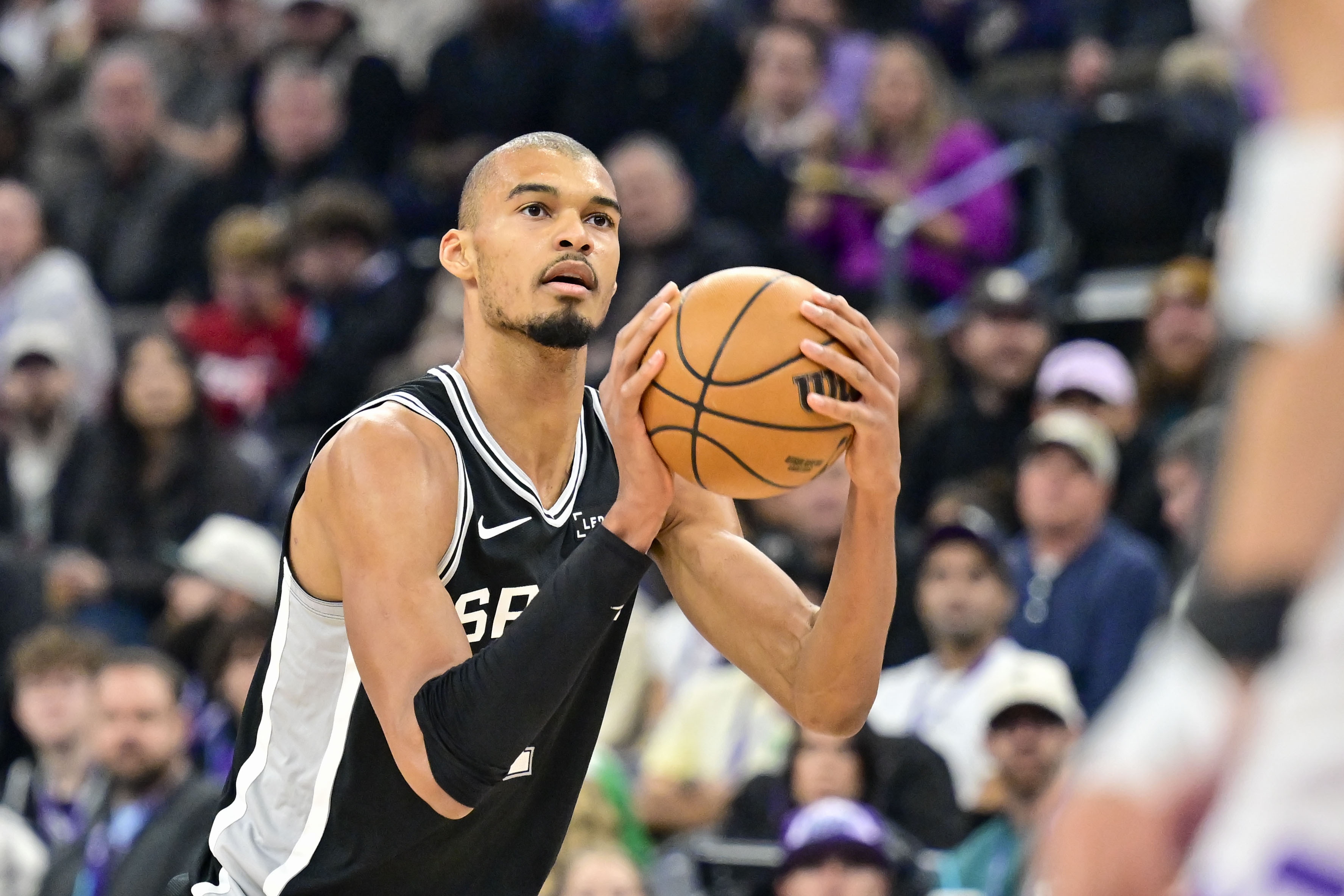 开云app下载-外线没开！文班亚马半场三分球4中0拿到8分8板2帽